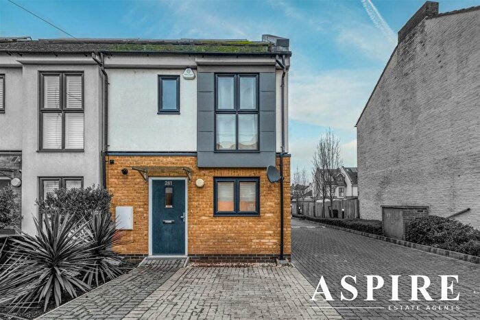 2 Bedroom House For Sale In Fairfax Drive, Westcliff-On-Sea, SS0