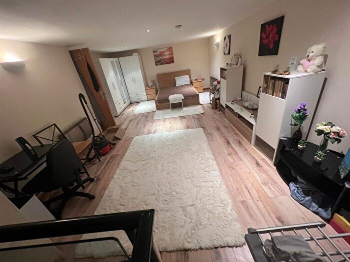 3 Bedroom Flat For Sale In Byron Street, Bradford, BD3