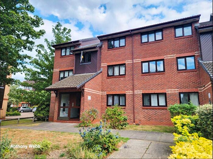 1 Bedroom Flat To Rent In Godolphin Close, Palmers Green, N13