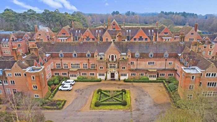 2 Bedroom Flat For Sale In Kings Drive, Midhurst, West Sussex, GU29