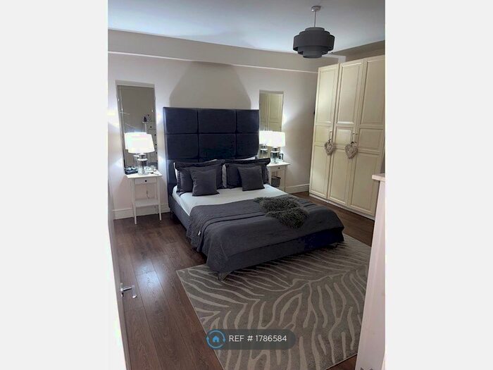 2 Bedroom Flat To Rent In Lower Road, Surrey, CR8