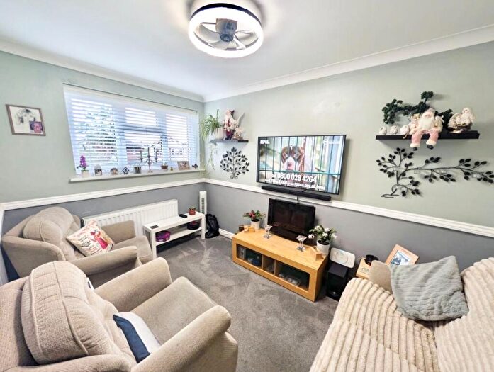 2 Bedroom Maisonette For Sale In Goirle Avenue, Canvey Island, SS8