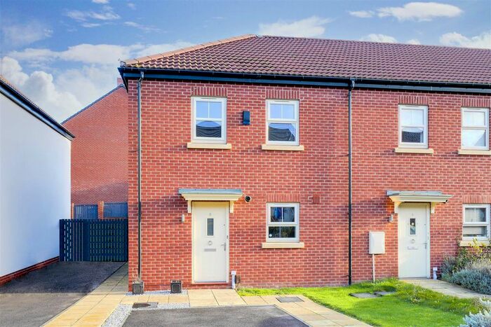 3 Bedroom Town House To Rent In Spinning Drive, Sherwood, Nottinghamshire NG5