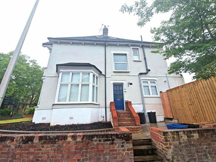 2 Bedroom Flat To Rent In South Woodford, E18