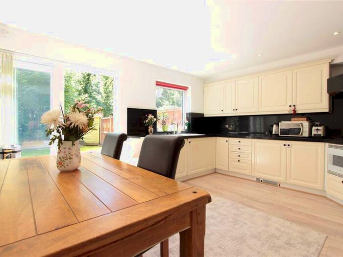 4 Bedroom Town House To Rent In Blenheim Close, Winchmore Hill, N21
