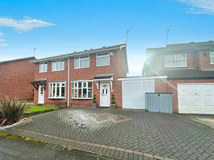 3 Bedroom Semi-Detached House For Sale In Howland Close, Pendeford, Wolverhampton, WV9
