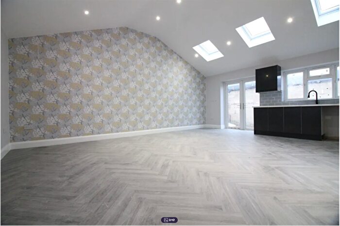 3 Bedroom Bungalow To Rent In Snape Spur, Slough, Berkshire, SL1