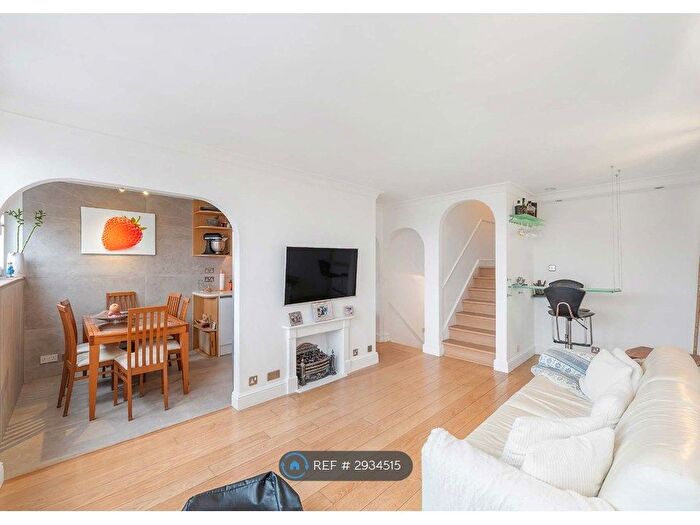 2 Bedroom Maisonette To Rent In Semley House, London, SW1W