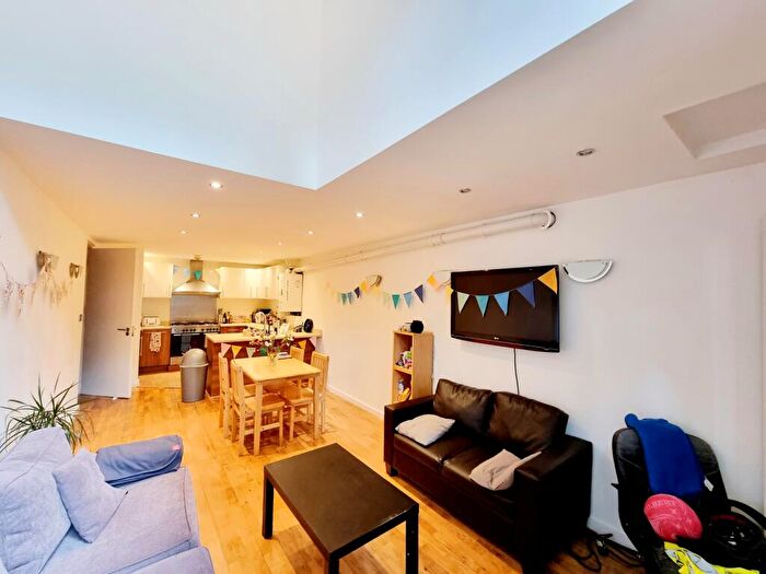 3 Bedroom Flat To Rent In St John's Way, Archway, N19