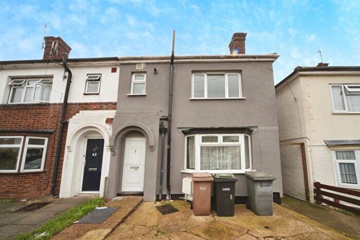 3 Bedroom Semi Detached House For Sale In Harefield Road, Luton, LU1