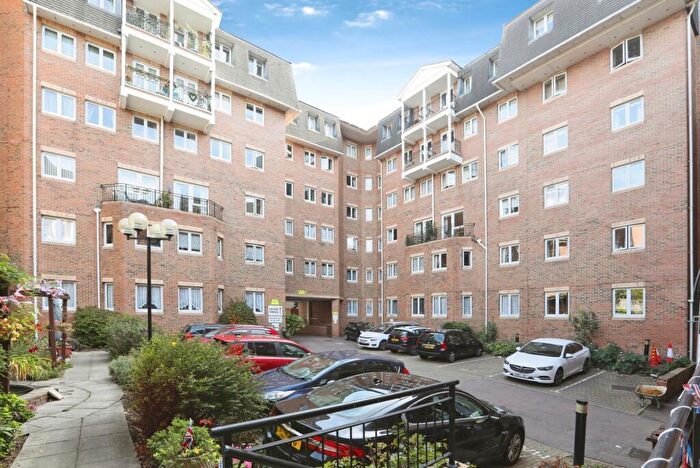 1 Bedroom Flat For Sale In High Street, Chatham, Kent, ME4