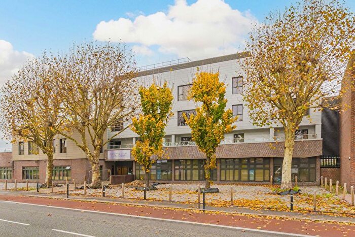 1 Bedroom Flat For Sale In Staines Road West, Sunbury-On-Thames, TW16