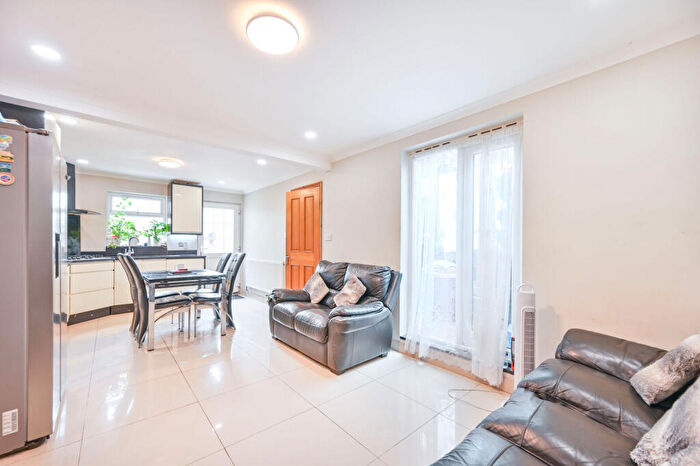 2 Bedroom Flat For Sale In Belton Road, Willesden Green, London, NW2