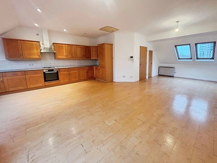3 Bedroom Flat To Rent In Turlow Court, Leeds, West Yorkshire, LS9