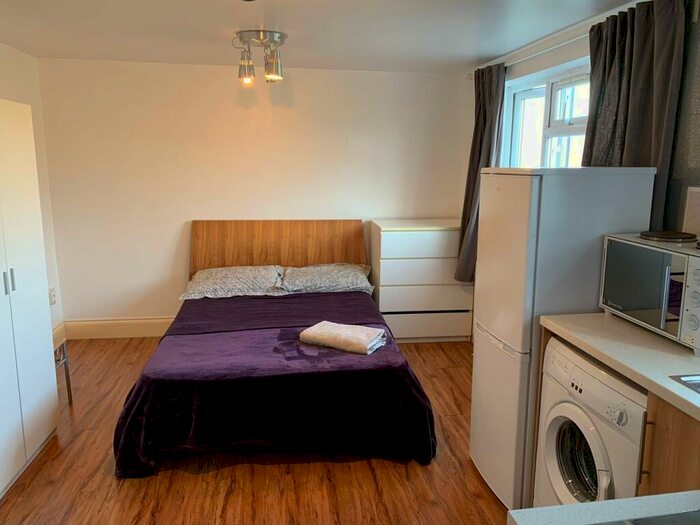 Studio To Rent In Powis Gardens, London, NW11
