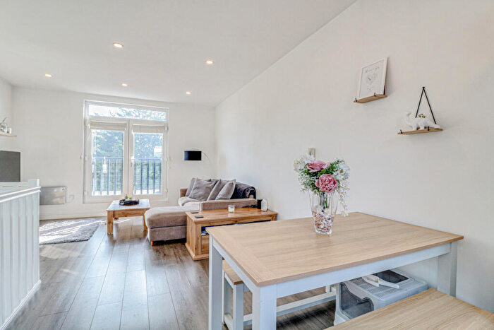 2 Bedroom Apartment For Sale In High Street Hadleigh, Benfleet, SS7