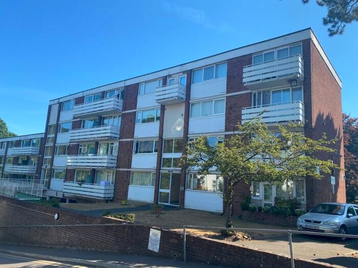 3 Bedroom Property To Rent In Petworth Court, Bath Road, Reading, RG1