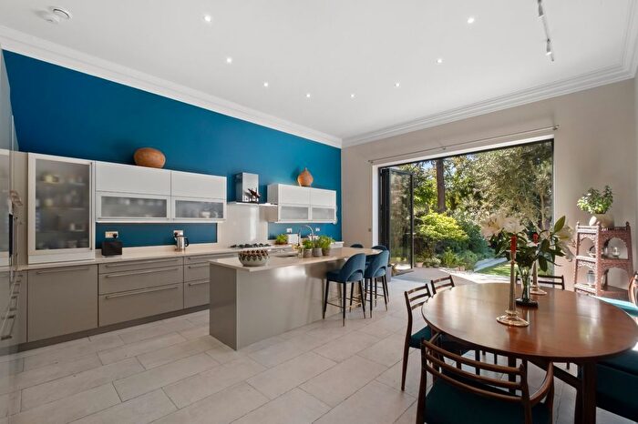 5 Bedroom Semi-Detached House For Sale In Gleneldon Road, Streatham, London, SW16