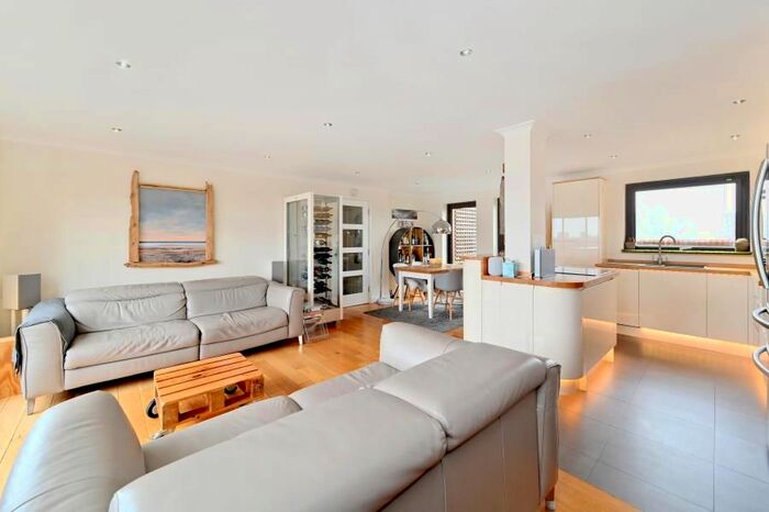 2 Bedroom Flat To Rent In The Highway, London, E1W