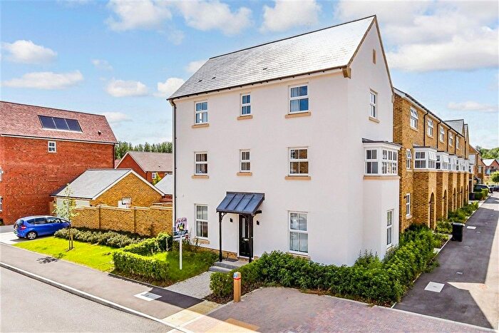 5 Bedroom Town House For Sale In Green Horse Grove, Maidstone, Kent, ME16
