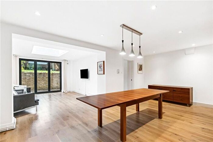 2 Bedroom Flat To Rent In Hammersmith Grove, London, W6