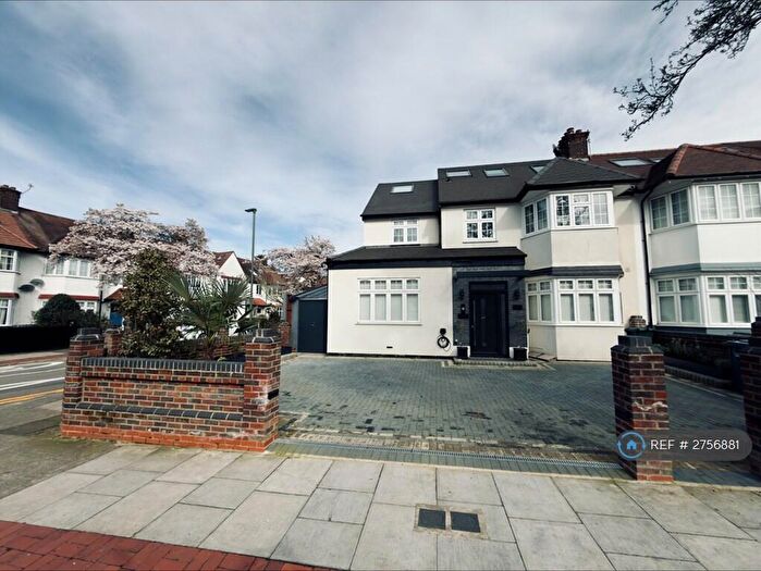 3 Bedroom Flat To Rent In Hervey Close, London, N3