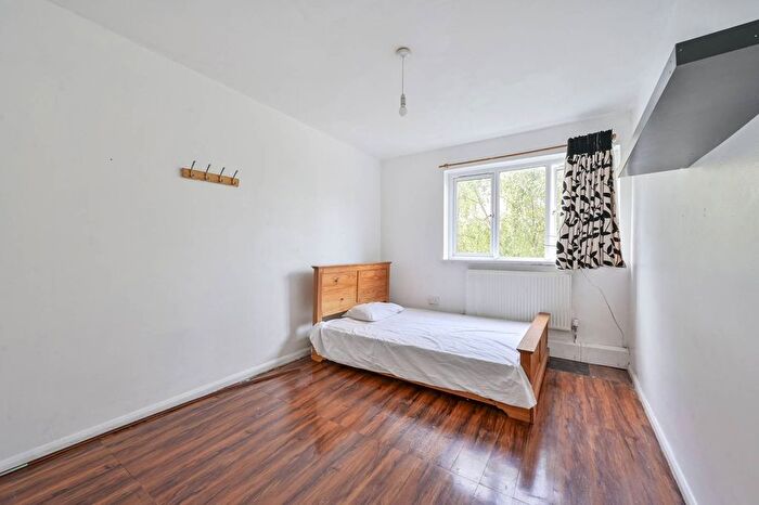2 Bedroom Flat To Rent In Tildesley Road, Putney Heath, London, SW15