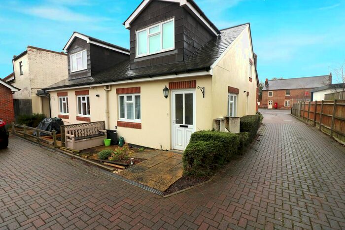 2 Bedroom Maisonette To Rent In Kimptons Court, Woolmer Green, SG3