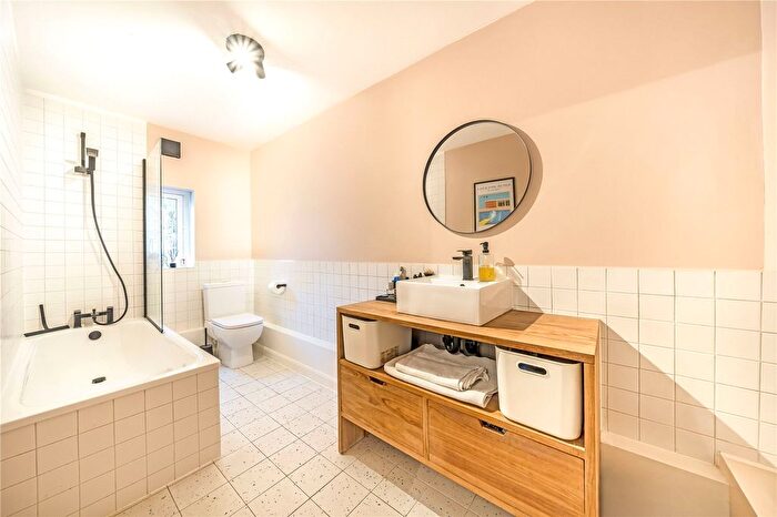 1 Bedroom Flat For Sale In Lewisham Way, New Cross, SE14