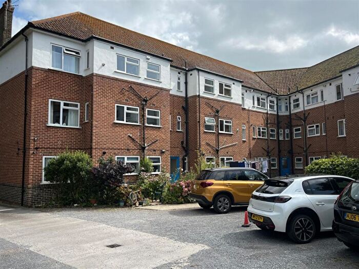 2 Bedroom Apartment For Sale In West Court, Bridport, DT6