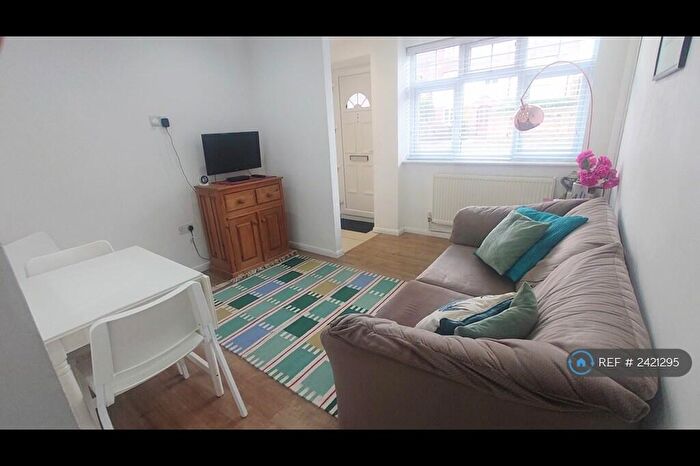 1 Bedroom Flat To Rent In Walton Road, West Molesey, KT8