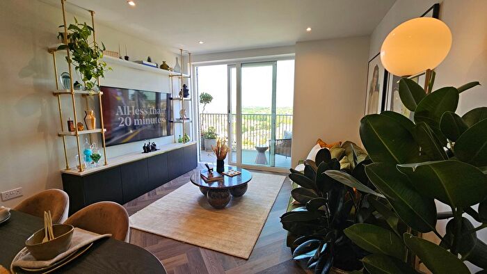 3 Bedroom Flat For Sale In Ruthin Close, London, NW9