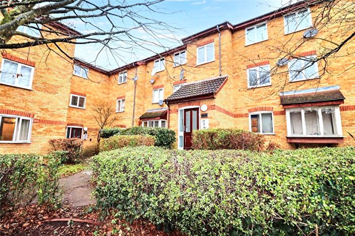 2 Bedroom Parking To Rent In Greenway Close, Friern Barnet, London, N11