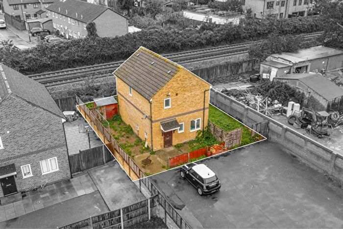 3 Bedroom Detached House For Sale In Longley Road, Tooting, SW17