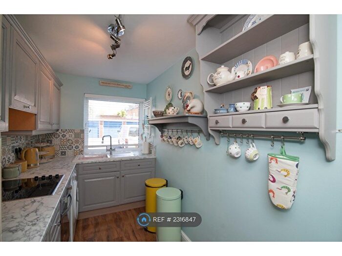 1 Bedroom Flat To Rent In Lawrence Court, Windsor, SL4