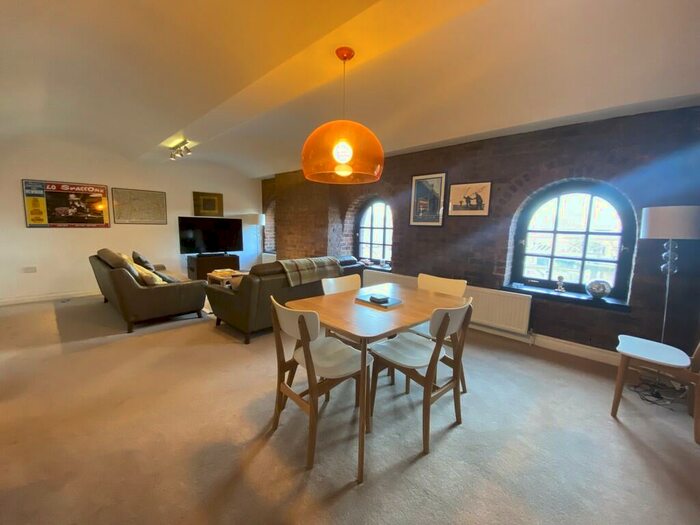 2 Bedroom Apartment To Rent In Middle Warehouse, Castle Quay, M15