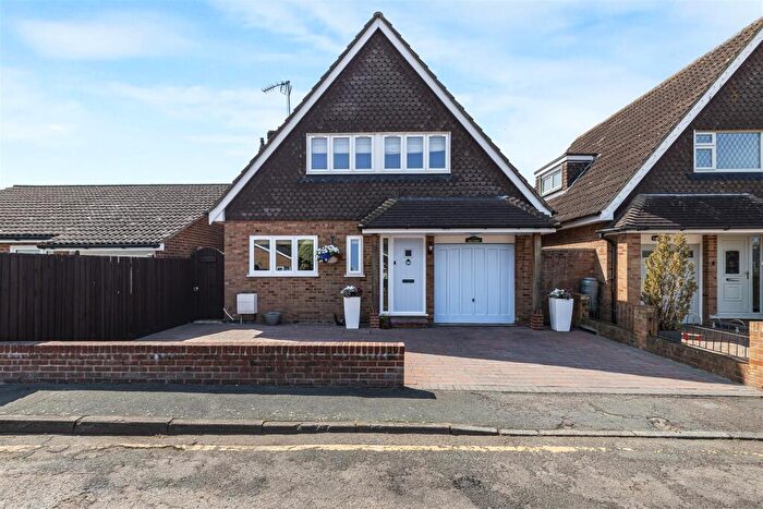 3 Bedroom House For Sale In Birtrick Drive, Meopham, Gravesend, DA13