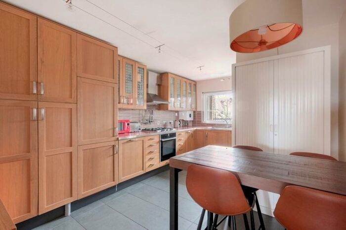 2 Bedroom Maisonette To Rent In Turenne Close, London, SW18