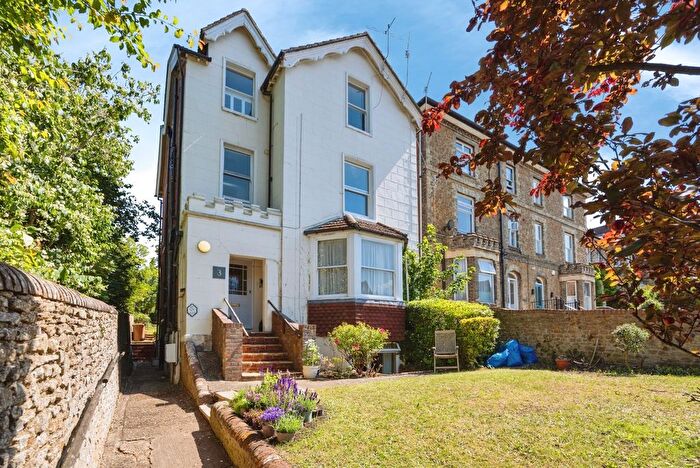 2 Bedroom Flat For Sale In Waterden Road, Guildford, Surrey, GU1