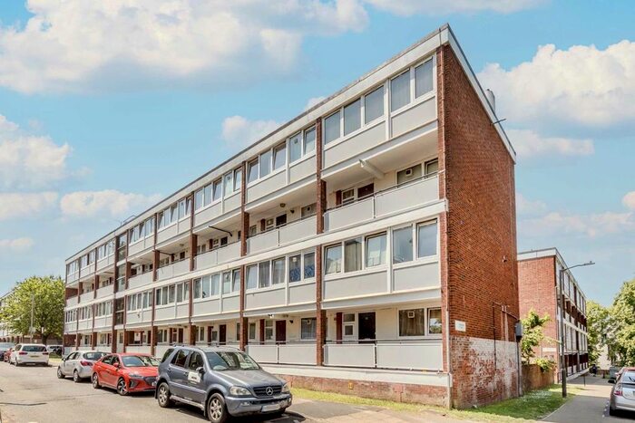 3 Bedroom Flat To Rent In Hersham Close, London, SW15