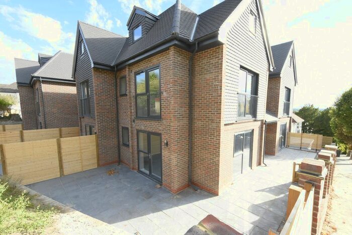 2 Bedroom Flat To Rent In Higher Drive, Purley, CR8