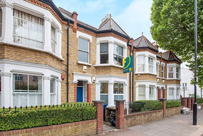 2 Bedroom Flat To Rent In Acton Lane, Chiswick, London, W4