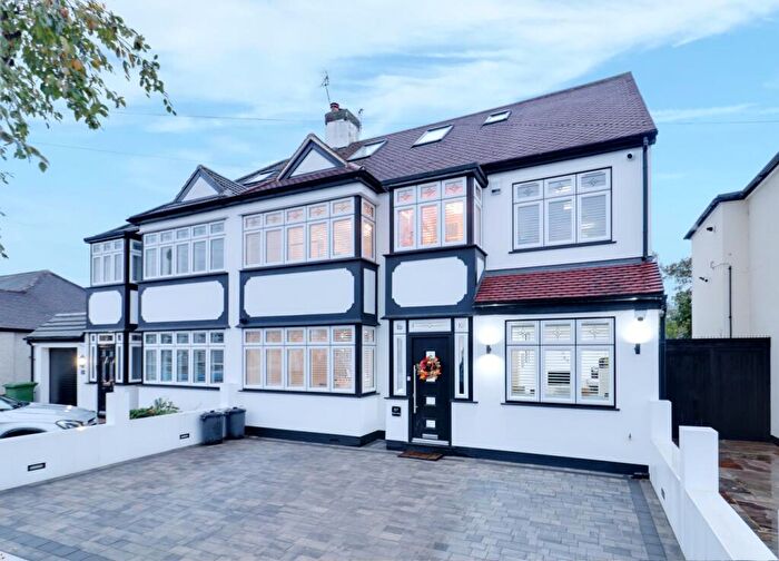 5 Bedroom Semi Detached House For Sale In Clyde Way, Romford, RM1