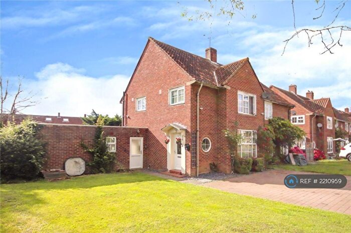 4 Bedroom Semi-Detached House To Rent In Clintons Green, Bracknell, RG42