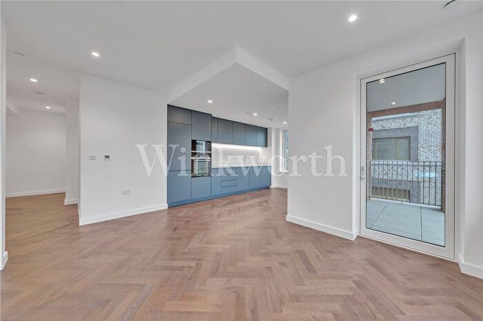 2 Bedroom Flat To Rent In Ribbon Lane, London, NW2