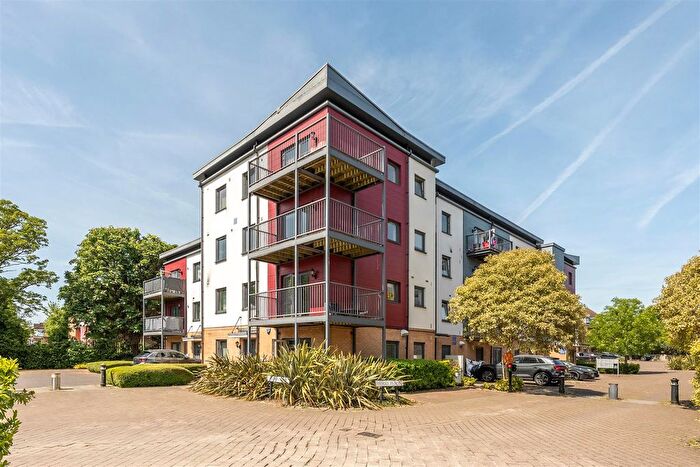 2 Bedroom Flat For Sale In Shingly Place, Chingford, E4
