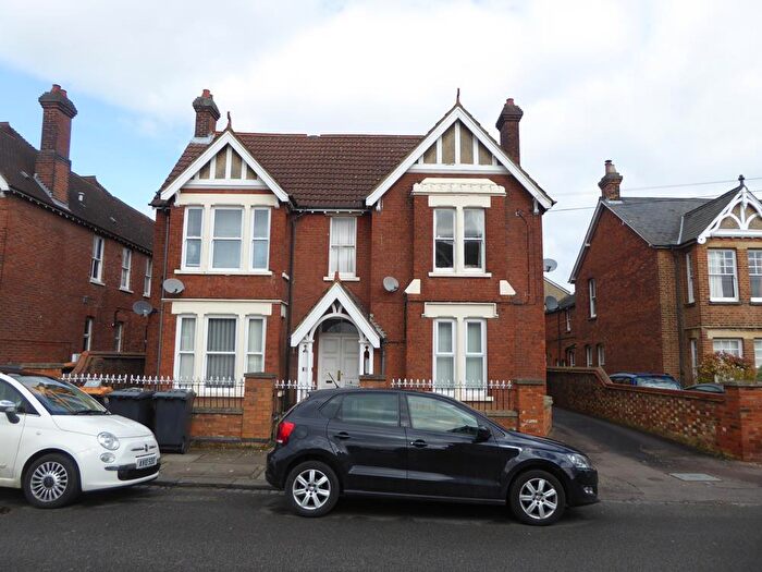 1 Bedroom Apartment To Rent In Flat, Kimbolton Avenue, MK40