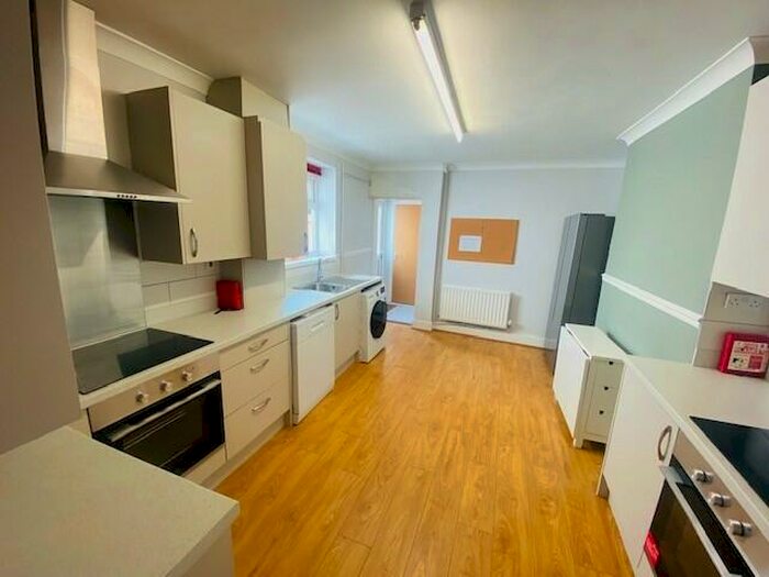 6 Bedroom Terraced House To Rent In North Luton, Cardiff, CF24