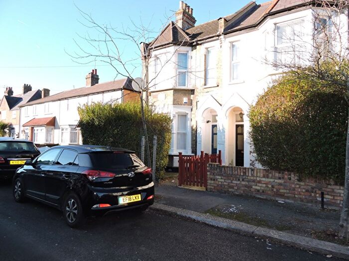 1 Bedroom Maisonette For Sale In Scholars Road, Chingford, E4