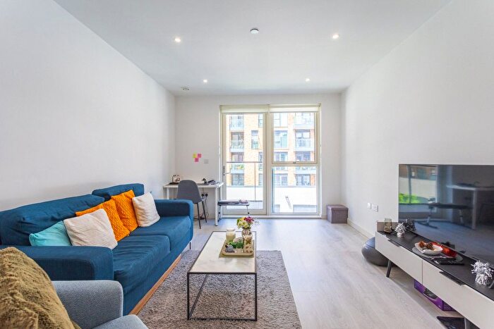 1 Bedroom Flat To Rent In Smithy Lane, Hounslow, TW3